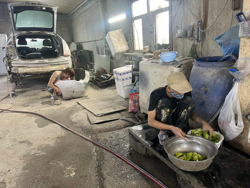 Авто засварын газрууд дахь вьетнам “боолууд”